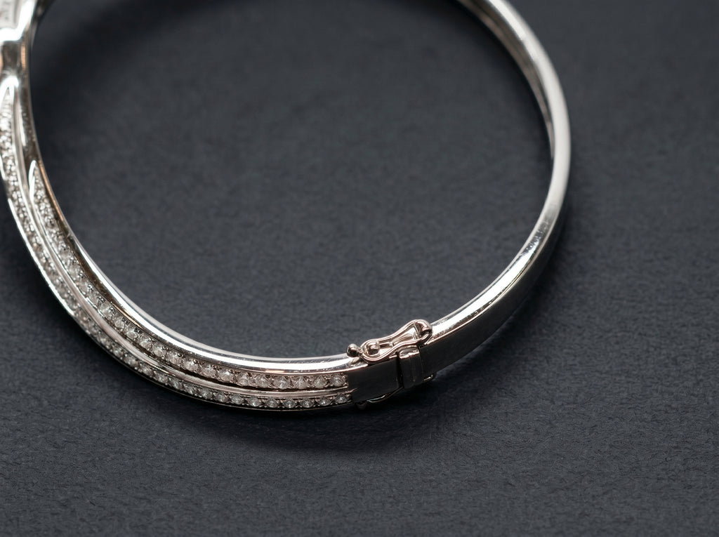 18K White Gold Lock type Bangle