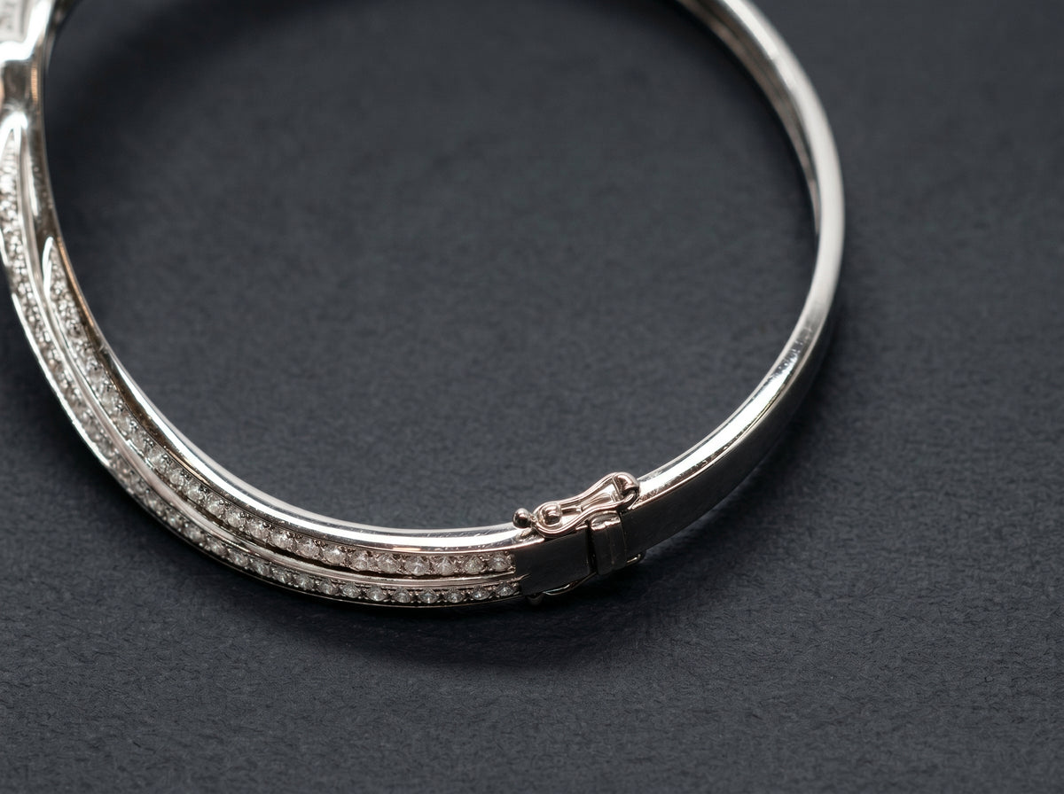 18K White Gold Lock type Bangle