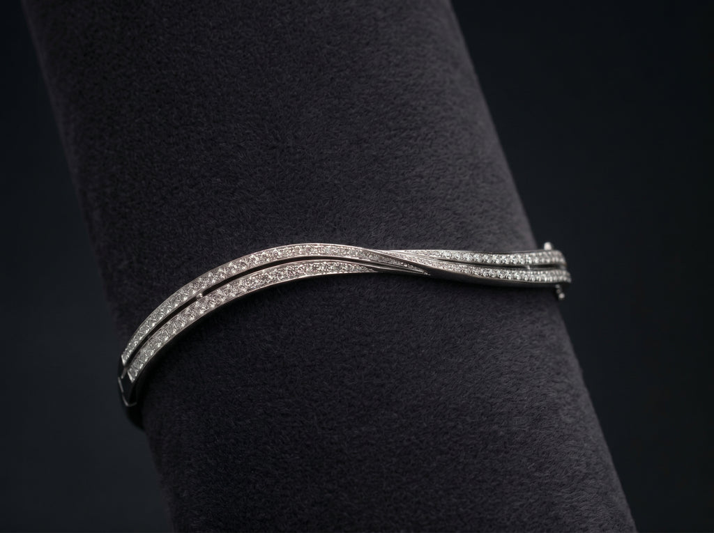 18K White Gold Lock type Bangle
