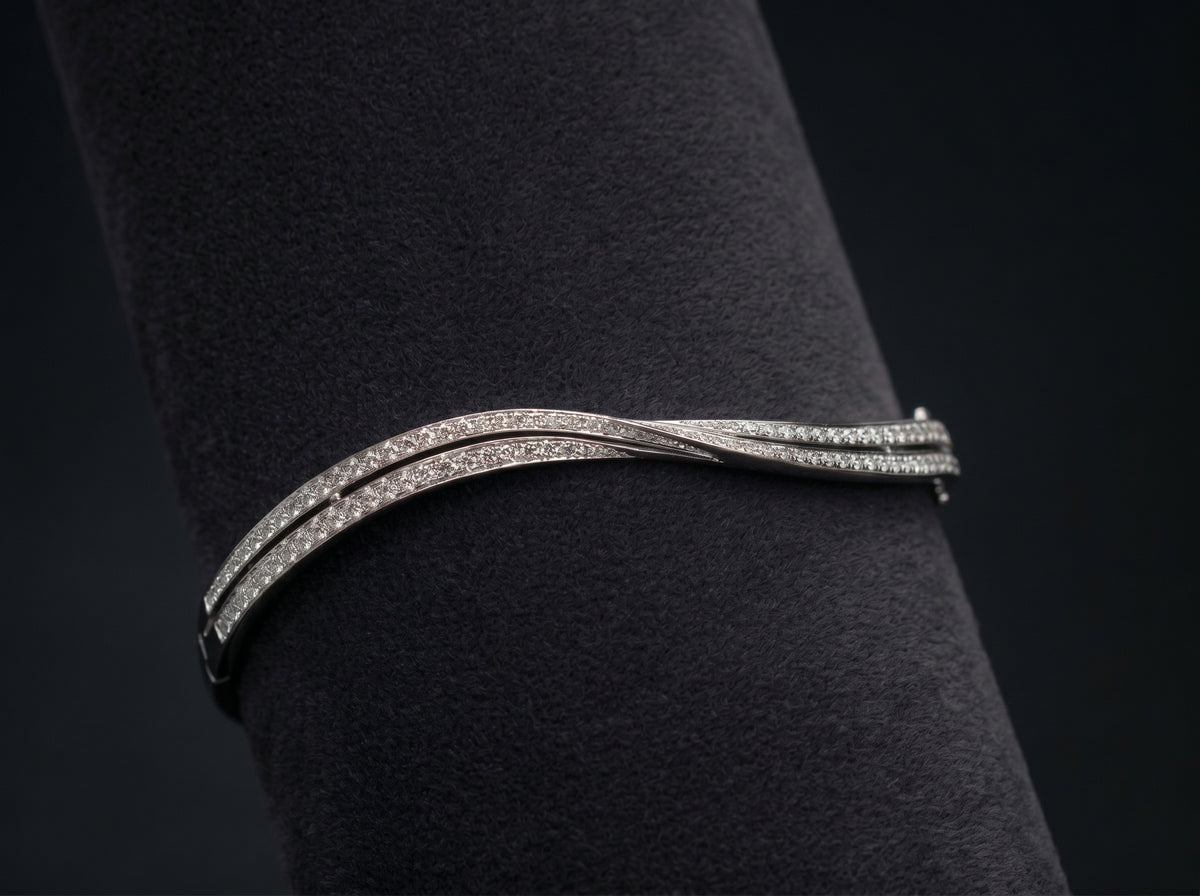 18K White Gold Lock type Bangle