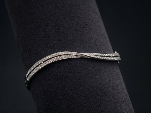 18K White Gold Lock type Bangle